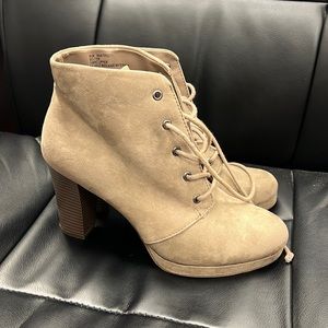8 1/2 M Ana Heeled Boot Light Brown